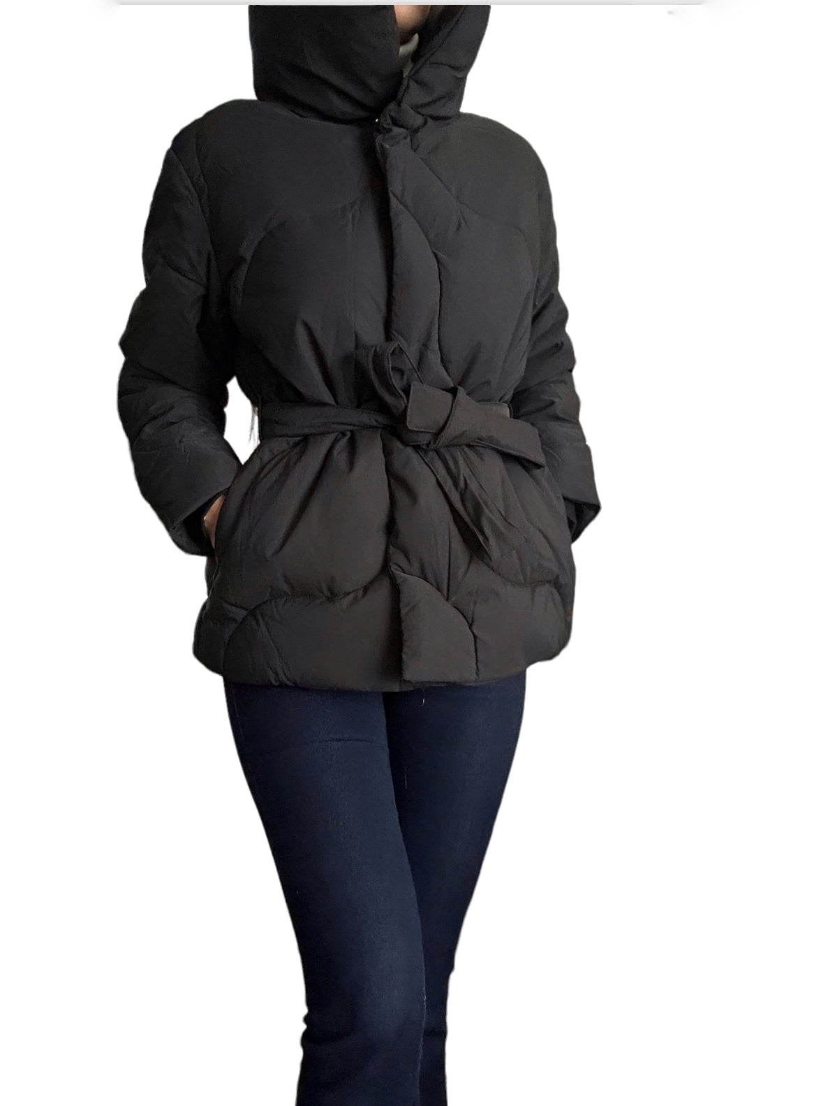 a coupe mi-longue lui confère un aspect moderne et polyvalent, idéale pour les activités hivernales en ville.

Le modèle mesure 1m69 et porte une taille S.

Détails de la conception : 100% polyester, doublure 100% polyester.

Livraison sous 24h à 48h. Celle -ci vous est offerte à partir de 69€ d'achat.
Retours autonomes et gratuits sous un délai de 14 jours.