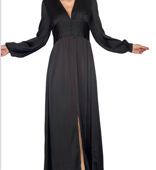 Laissez-vous envoûter par notre robe longue noire satinée, une pièce élégante et sensuelle qui vous fera briller de mille feux ! Fabriquée dans un tissu satiné luxueux, cette robe épouse élégamment vos courbes tout en vous offrant un confort incomparable. Sa fente subtile sur le côté ajoute une touche de séduction et révèle subtilement votre silhouette.
Parfaite pour une soirée spéciale ou un événement glamour, cette robe est un choix sûr pour faire tourner les têtes.