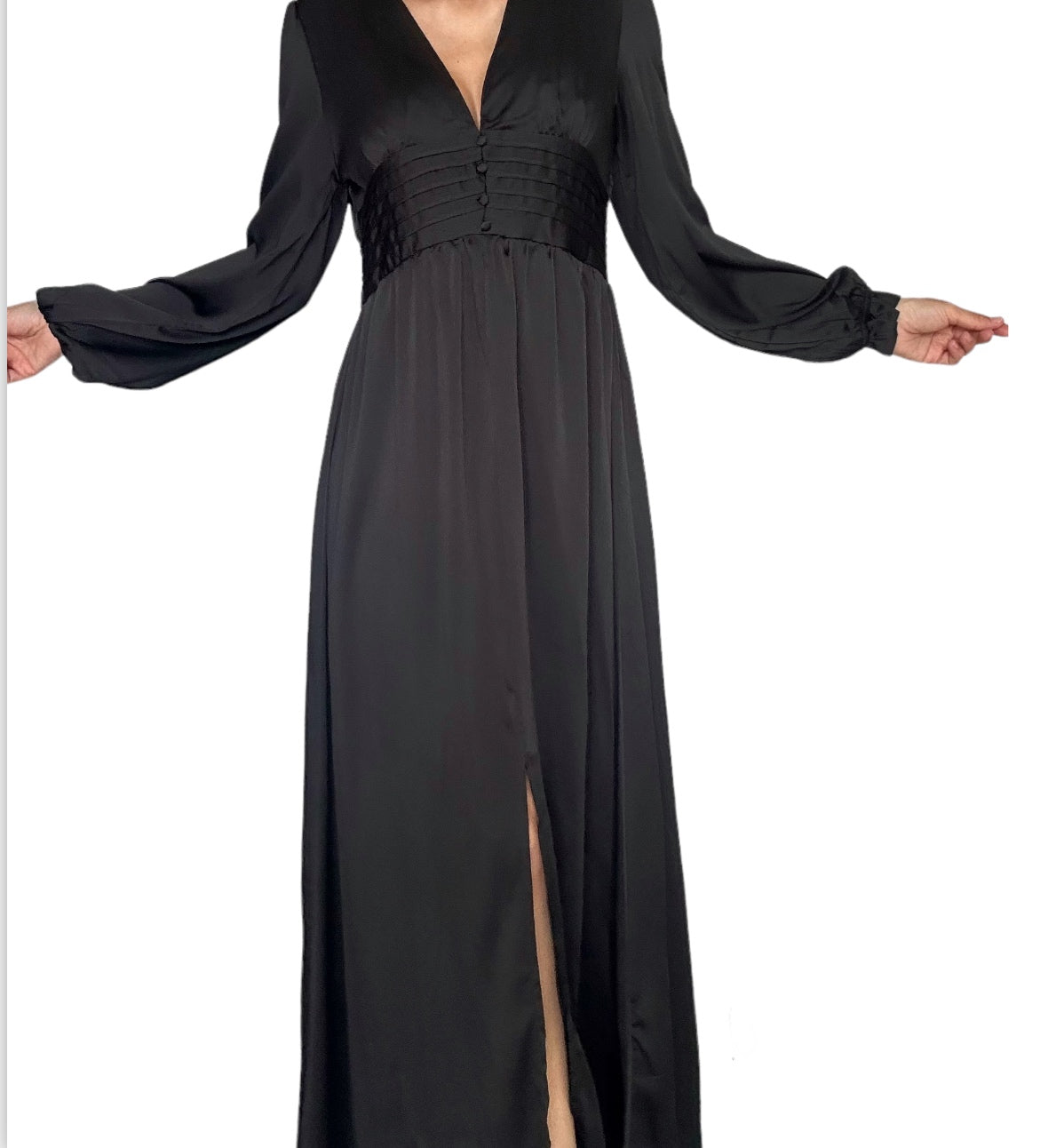 Laissez-vous envoûter par notre robe longue noire satinée, une pièce élégante et sensuelle qui vous fera briller de mille feux ! Fabriquée dans un tissu satiné luxueux, cette robe épouse élégamment vos courbes tout en vous offrant un confort incomparable. Sa fente subtile sur le côté ajoute une touche de séduction et révèle subtilement votre silhouette.
Parfaite pour une soirée spéciale ou un événement glamour, cette robe est un choix sûr pour faire tourner les têtes.