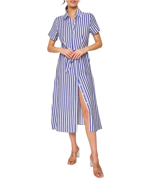 ROBE LONGUE A BOUTON La coupe midi flatteuse, accompagnée d'une ceinture à nouer à la taille, met en valeur la silhouette féminine. Dotée de manches courtes et d'un col chemise classique, elle allie parfaitement confort et style. Les boutons sur toute la longueur  Cette élégante robe-chemise Zohra à rayures bleues et blanches est un incontournable pour une garde-robe estivale. GRANDE TAILLE CURVY SIZE XXXL