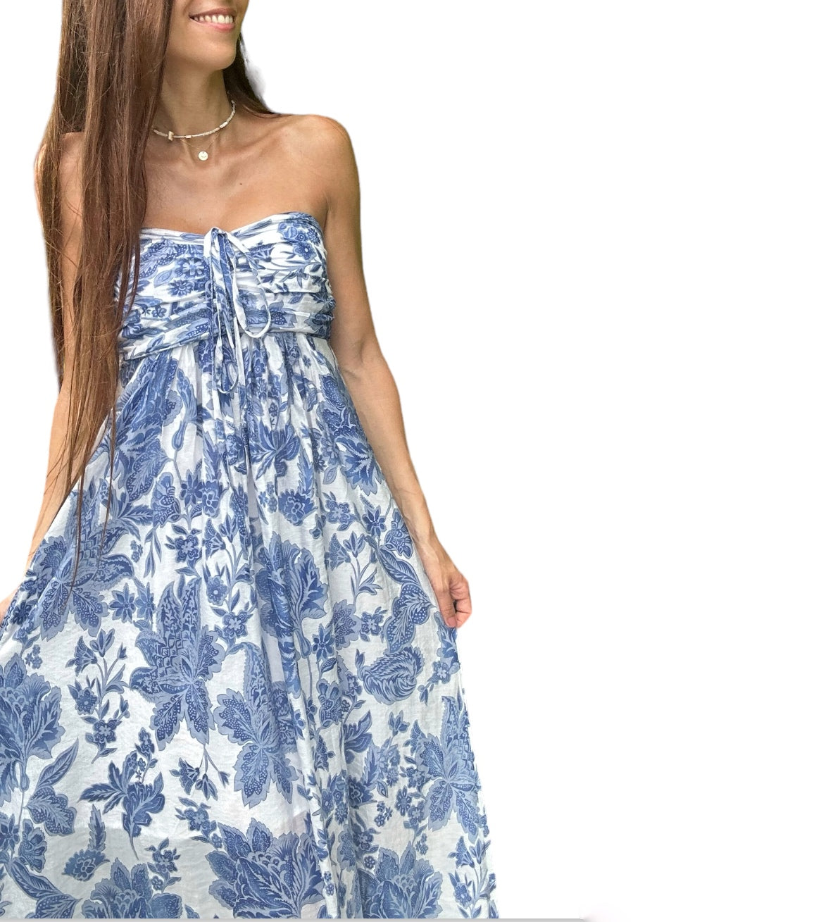 
Découvrez notre robe longue bohème conçue avec un élégant imprimé floral bleu sur fond blanc. La robe présente un bustier sans bretelles qui met en valeur vos épaules et votre décolleté. Fabriquée en viscose, elle vous assure une sensation de confort tout au long de la journée. Son imprimé floral et sa coupe fluide en font une pièce idéale pour un look bohème chic.
Parfaite pour une journée à la plage, une promenade en ville ou une soirée entre amis.