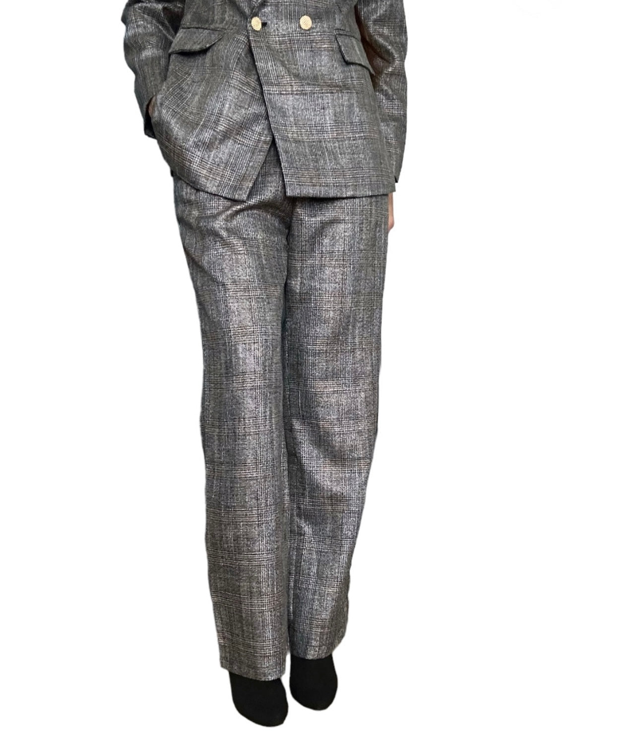 Affirmer votre style avec cet ensemble tailleur gris à carreaux, confectionné dans un tissu légèrement satiné et composé de coton. Son pantalon large et sa veste légèrement ample permettent de camoufler discrètement certaines imperfections tout en conservant une allure chic. Sa coupe généreuse offre une alternative stylée et décontractée, parfaite pour exprimer votre individualité avec aisance. 35% coton, 40 polyamide et 5% élasthanne. Doublure : 100% polyester