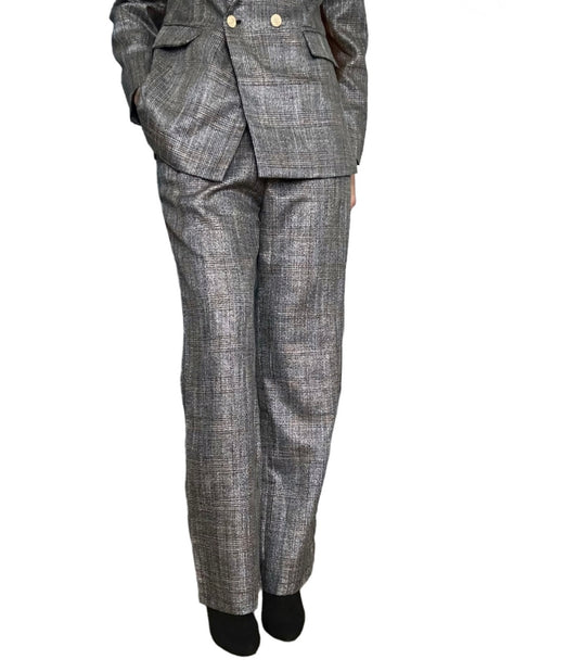 Affirmer votre style avec cet ensemble tailleur gris à carreaux, confectionné dans un tissu légèrement satiné et composé de coton. Son pantalon large et sa veste légèrement ample permettent de camoufler discrètement certaines imperfections tout en conservant une allure chic. Sa coupe généreuse offre une alternative stylée et décontractée, parfaite pour exprimer votre individualité avec aisance. 35% coton, 40 polyamide et 5% élasthanne. Doublure : 100% polyester