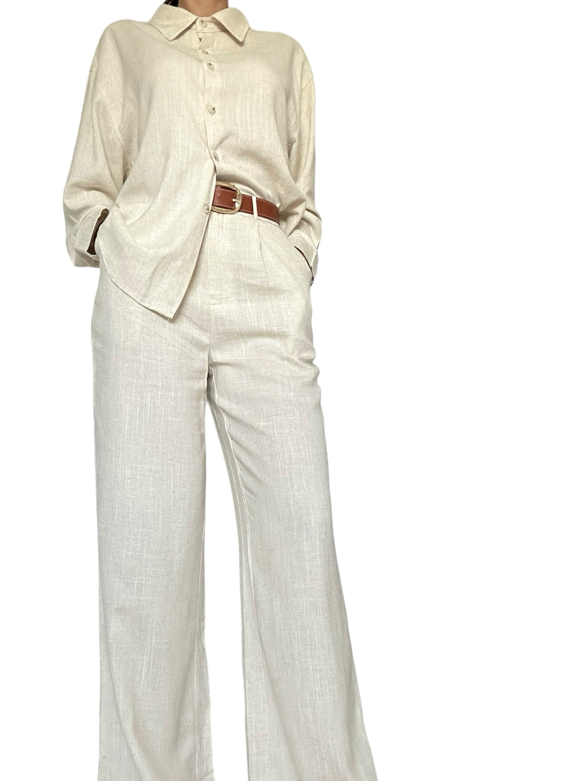 Découvrez notre pantalon en lin et viscose, l’essentiel de l’été pour une élégance décontractée.
Sa teinte beige apporte une touche de douceur et de sophistication à votre tenue estivale. Conçu pour le confort et le style, ce pantalon est idéal pour une journée en ville ou une escapade à la plage.

Avec sa polyvalence et son allure intemporelle, il deviendra rapidement un pilier de votre garde-robe estivale. Laissez libre cours à votre créativité et créez des tenues uniques qui reflètent votre individualité