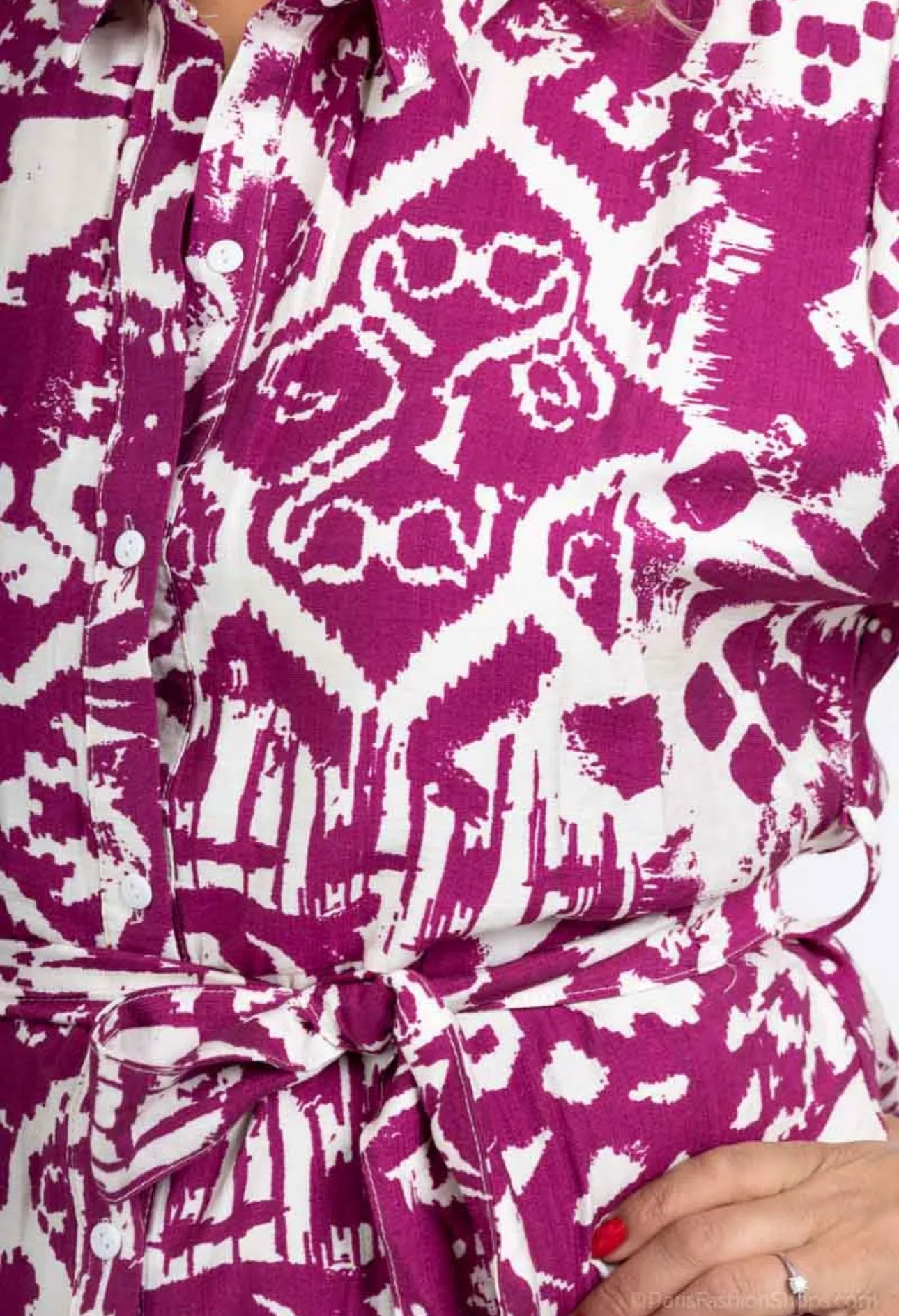 Sublimez votre garde-robe avec cette ravissante robe chemise à imprimé violet et blanc, conçue pour flatter toutes les silhouettes.Avec sa ceinture à nouer à la taille, elle sculpte délicatement votre silhouette tout en offrant un confort optimal grâce à son tissu léger et respirant, cette robe se distingue par son style chic et intemporel. La fente subtile à l’avant ajoute une touche de féminité et d'élégance, faisant de cette pièce un incontournable pour toutes les occasions.75% viscose et 25% polyamide