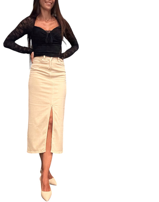 Découvrez notre magnifique jupe mi-longue confectionnée en mélange de coton et de viscose, alliant confort et élégance. Dotée d'une fente subtile sur le devant, elle ajoute une touche de modernité à votre look tout en restant fidèle à l'essence intemporelle du denim.
Sa coupe flatteuse et son tissu fin mettront en valeur votre silhouette, tandis que sa texture douce vous procurera un confort optimal toute la journée.