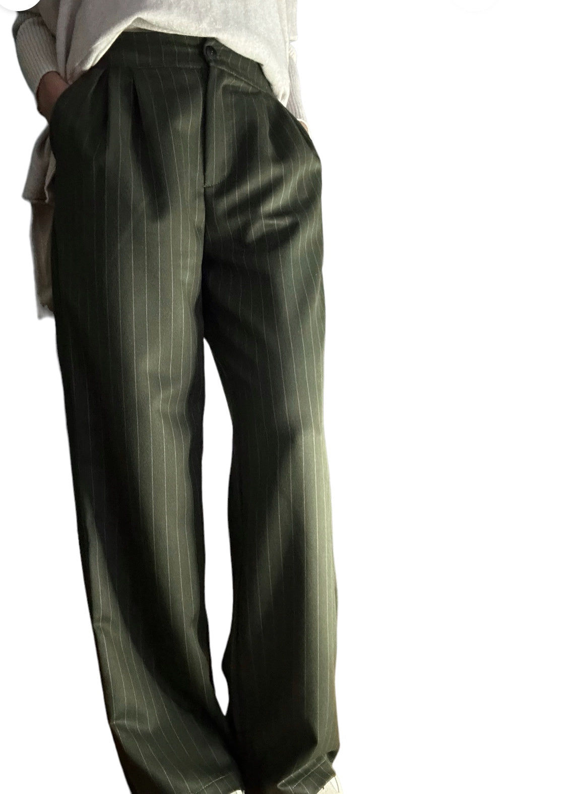 Votre pantalon fluide vert foncé, sublimé par des rayures délicates en rose, ajoute une touche charmante à votre tenue. La combinaison du vert et du kaki et du rose crée une combinaison visuellement captivante, offrant un charme unique à cette pièce. Conçu en polyester, ce pantalon allie longueur et ampleur pour une silhouette fluide et légère.Complétez votre ensemble avec élégance en l’associant avec un veston. L’harmonie de couleur créera un look sophistiqué et singulier. 