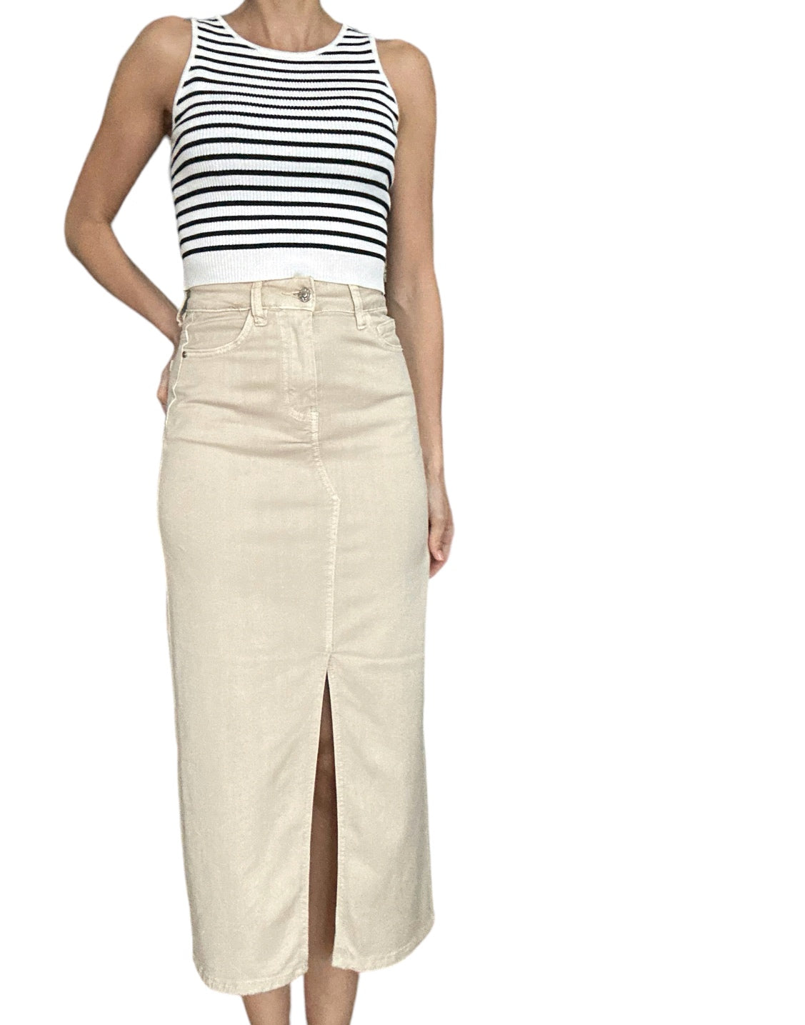 Découvrez notre magnifique jupe mi-longue confectionnée en mélange de coton et de viscose, alliant confort et élégance.&nbsp;Dotée d'une fente subtile sur le devant, elle ajoute une touche de modernité à votre look tout en restant fidèle à l'essence intemporelle du denim. Sa coupe flatteuse et son tissu fin mettront en valeur votre silhouette, tandis que sa texture douce vous procurera un confort optimal toute la journée.