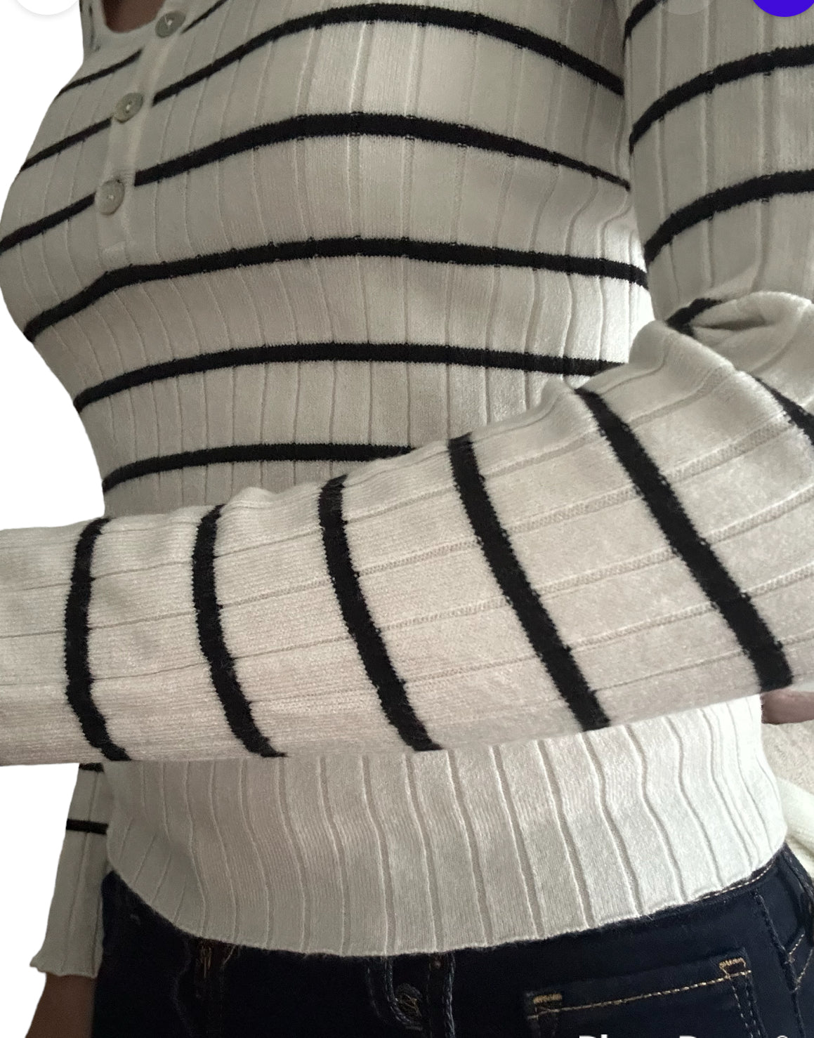 Ce pull blanc en coton, d’une finesse délicate, agrémenté de rayures noires fines, présente l’avantage d’une pièce polyvalente. La combinaison de couleurs classiques et du tissu léger en coton. A porter seul ou à superposer, il vous offre une adaptabilité à toute saison. Les rayures horizontales apportent une subtile touche de dynamisme au design. L