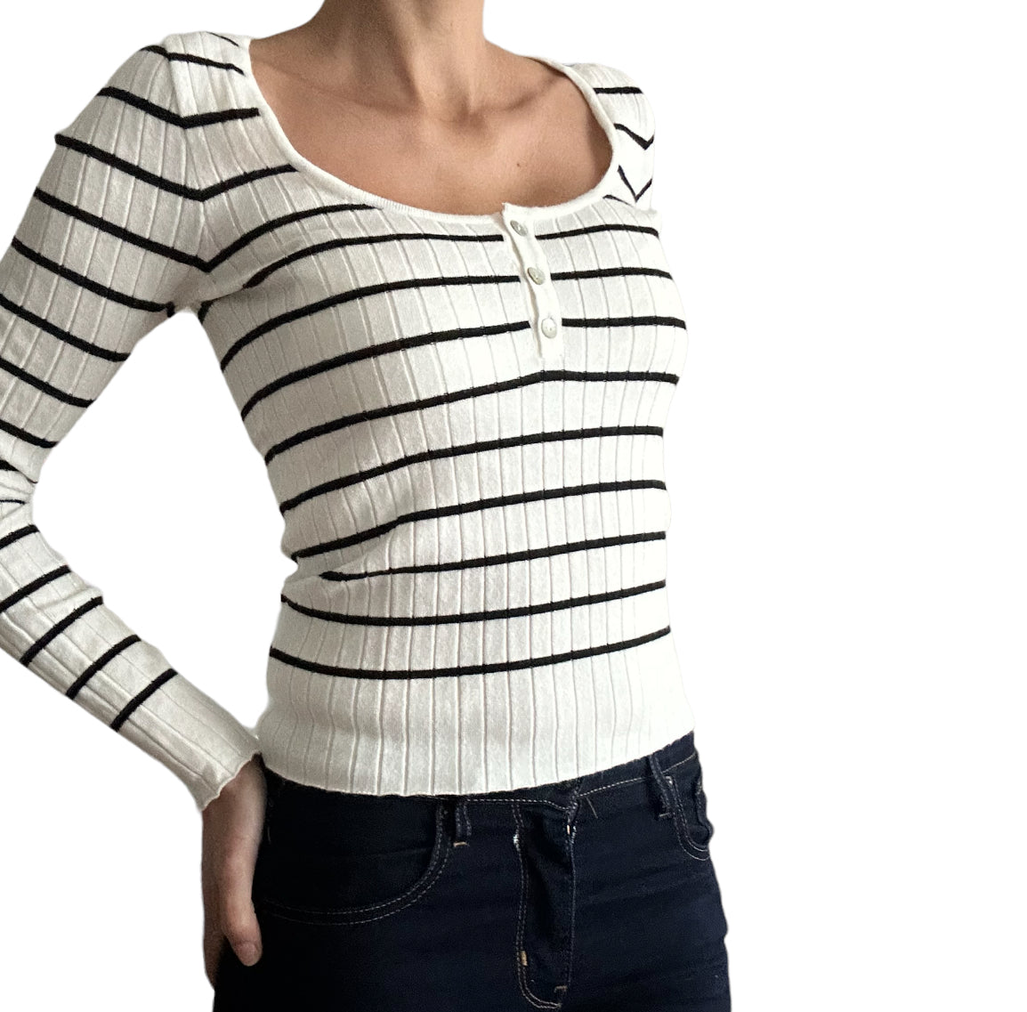 Ce pull blanc en coton, d’une finesse délicate, agrémenté de rayures noires fines, présente l’avantage d’une pièce polyvalente. La combinaison de couleurs classiques et du tissu léger en coton. A porter seul ou à superposer, il vous offre une adaptabilité à toute saison. Les rayures horizontales apportent une subtile touche de dynamisme au design. L
