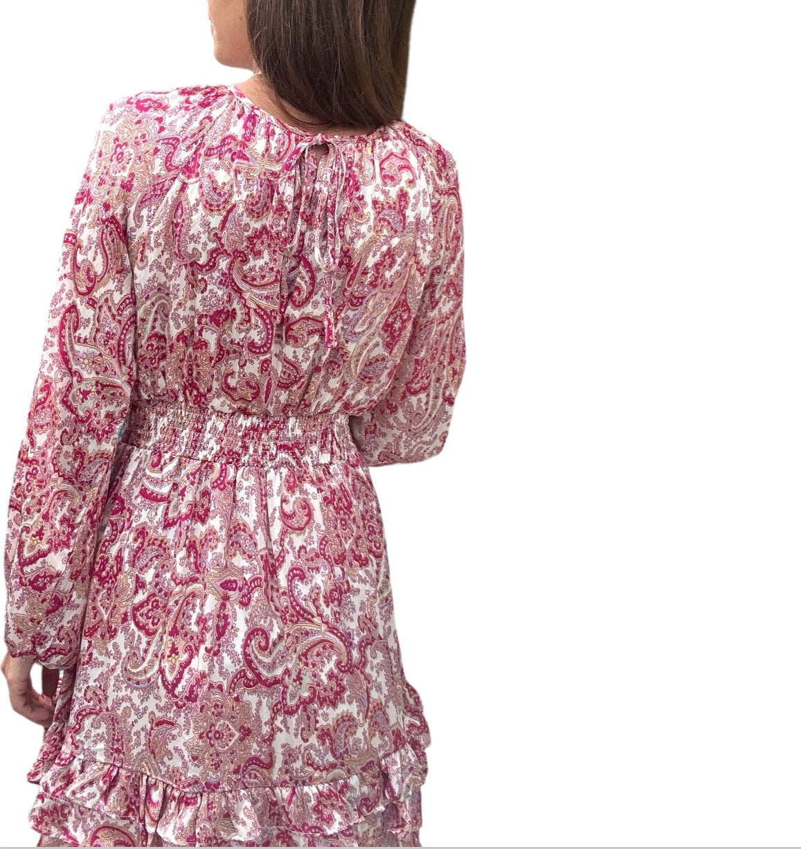 Optez pour l'élégance et la couleur avec notre robe à motif paisley rose doublée, idéale pour toutes les occasions. 
Ce modèle présente une coupe flatteuse avec une taille cintrée et une jupe à volants qui créent une silhouette féminine et élancée, tandis que les manches longues bouffantes et le col froncé ajoutent une touche de romantisme.

Confectionnée dans un tissu doux et léger, elle offre un confort exceptionnel tout au long de la journée.