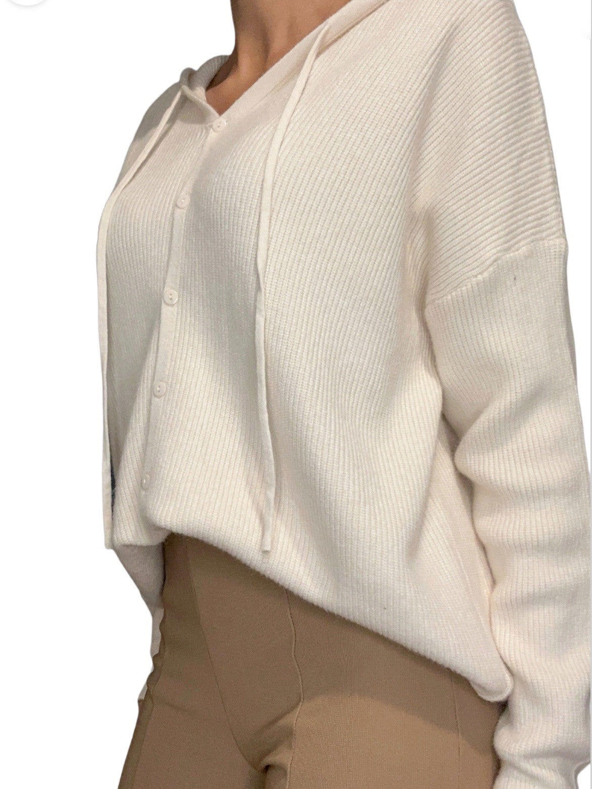Détails de la conception : 40% viscose, 27% polyester, 23% nylon et 5% modal.

Livraison sous 24h à 48h. Celle -ci vous est offerte à partir de 69€ d'achat.
Retours autonomes et gratuits sous un délai de 14 jours.
gilet petite maille femme
gilet pas cher
gilet tendance
gilet automne 
gilet hiver
gilet épais en maille
cardigan nude
cardigan avec capuche