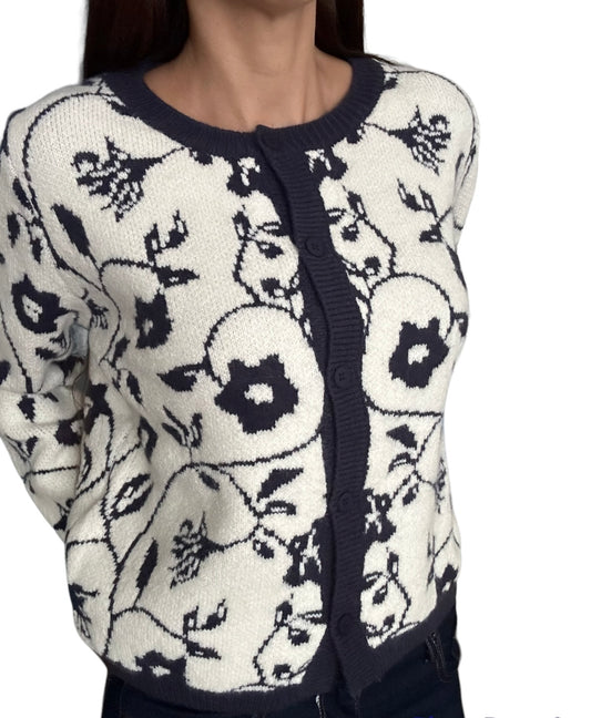 Ce gilet, avec son motif bordeaux subtil et son mélange de laine et coton, s’adapte harmonieusement à un style plus classique. Ses nuances florales ajoutent une pointe d’élégance discrète à votre tenue. Portez ce gilet avec un jeans pour un style décontracté ou en le superposant sur une jolie chemise pour un style plus intemporel.
cardigan bleu
gilet bleu
pull en laine
pull en coton
gilet sublime 
gilet de bonne qualité
cardigan sublime
cardigan de bonne qualité