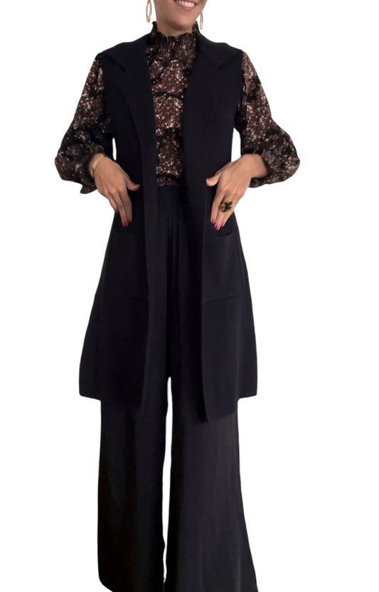 Ce gilet long sans manches est l'ajout parfait à votre tenue.

En tissu doux de couleur noire, il offre une coupe ajustée qui flatte la silhouette. Avec ses poches pratiques et ses boutons décoratifs, il se porte facilement par-dessus un t-shirt ou une blouse pour un look chic et décontracté.
Le modèle mesure 1m69 et porte une taille unique.
