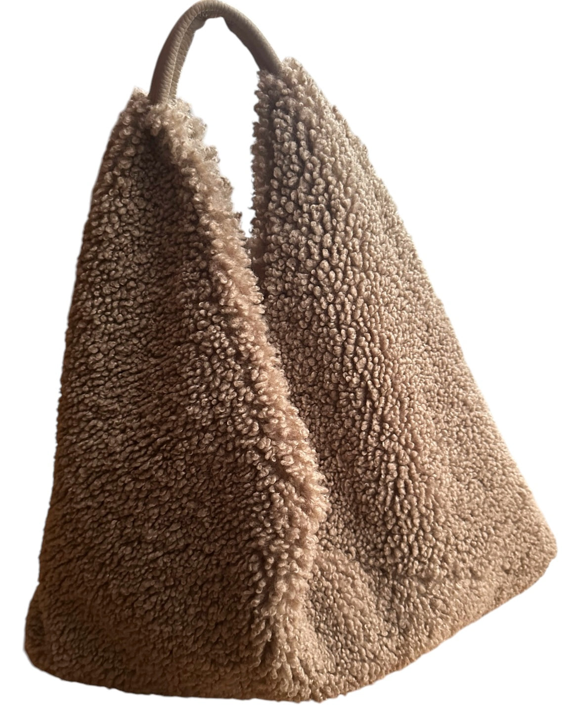 Découvrez notre sac cabas en peluche, élégant et doux au toucher, conçu pour être porté à l’épaule ou à la main. Avec son grand espace de rangement, il est parfait pour un usage quotidien. Son style et sa texture unique apportent une touche tendance et originale&nbsp;à toutes vos tenues.

Couleur&nbsp;du sac : beige/marron.

Le modèle mesure 1m69.

Détails de la conception : fabrication italienne - 95%polyester et 5% lin de cuir.

Livraison sous 24h à 48h. Celle -ci vous est offerte à partir de 69€ d'achat.