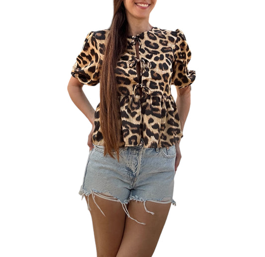 Adoptez un look audacieux avec notre haut tendance léopard, la pièce maîtresse pour une allure sauvagement élégante ! Confectionné dans un tissu léger et fluide, ce haut arbore un imprimé léopard moderne qui ne manquera pas de faire sensation.
Associez-le avec un jean pour un look décontracté-chic en journée, ou avec une jupe ajustée pour une soirée glamour.
haut léopard pas cher
haut tendance
haut sexy
haut femme à la mode
haut évasé
