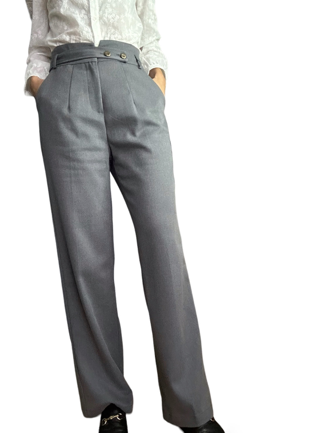 Il offre un aspect soigné et sophistiqué grâce à ses nombreux détails apparents. Le gris est une couleur neutre qui se marie bien avec une variété de chemises et de vestes, ce qui en fait un choix populaire pour les tenues habillées. Ce pantalon est bien ajusté avec une coupe droite et ses poches latérales et des passants pour la ceinture. Il est conçu pour mettre en valeur votre silhouette tout en vous donnant une allure professionnelle et élégante.  Détails de la conception : 42% laine, 58% polyamide.