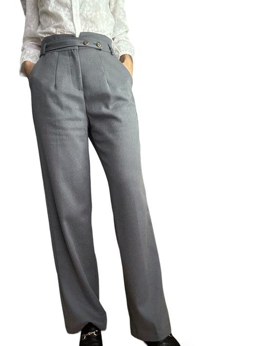  Il offre un aspect soigné et sophistiqué grâce à ses nombreux détails apparents. Le gris est une couleur neutre qui se marie bien avec une variété de chemises et de vestes, ce qui en fait un choix populaire pour les tenues habillées. Ce pantalon est bien ajusté avec une coupe droite et ses poches latérales et des passants pour la ceinture. Il est conçu pour mettre en valeur votre silhouette tout en vous donnant une allure professionnelle et élégante.  Détails de la conception : 42% laine, 58% polyamide.
