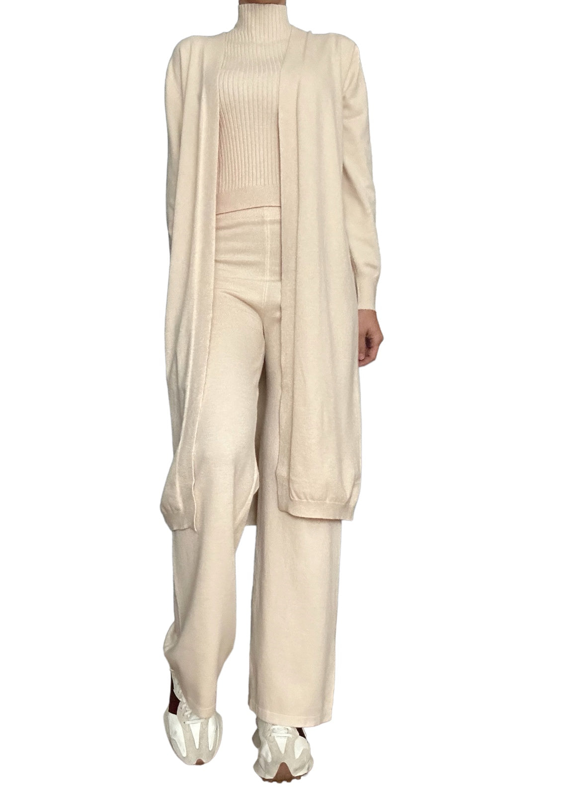 Cet ensemble 3 pièces est conçu pour un style cocooning sans compromis sur l’élégance. Son long gilet ajoute une touche décontractée et moderne, parfait pour une superposition légère. Son débardeur assorti offre une allure chic tandis que le pantalon complète la tenue avec un confort exceptionnel. Cet ensemble est une invitation à l’aisance tout en restant impeccablement tendance.