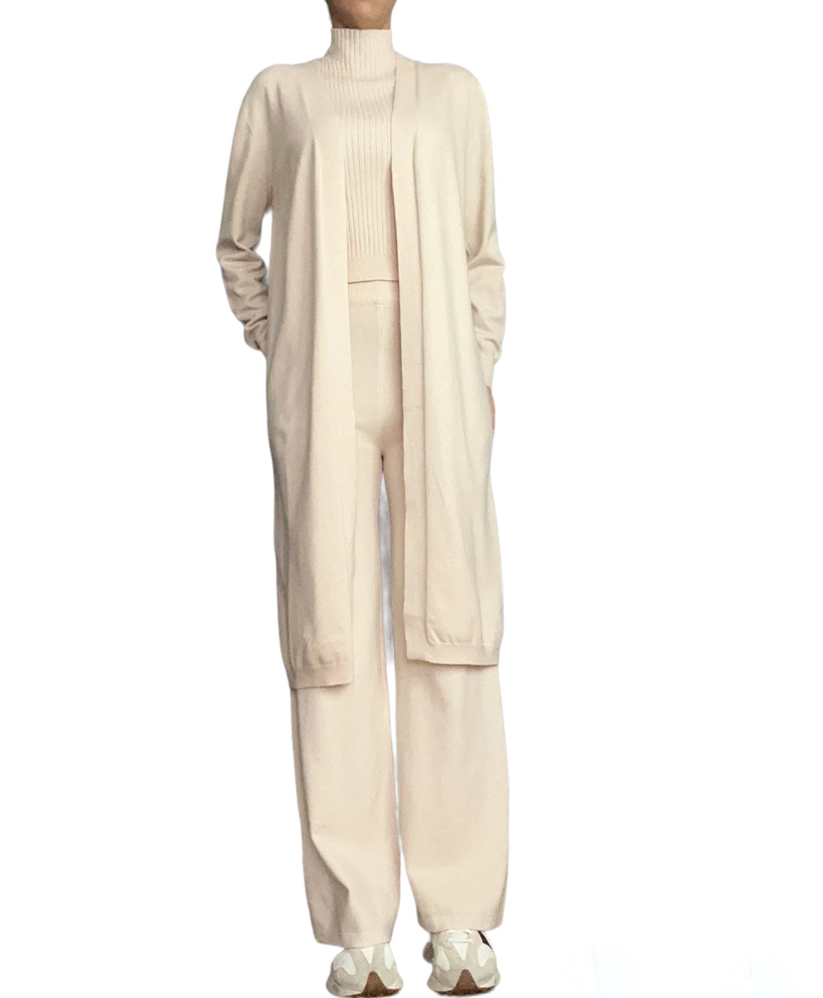 Cet ensemble 3 pièces est conçu pour un style cocooning sans compromis sur l’élégance. Son long gilet ajoute une touche décontractée et moderne, parfait pour une superposition légère. Son débardeur assorti offre une allure chic tandis que le pantalon complète la tenue avec un confort exceptionnel. Cet ensemble est une invitation à l’aisance tout en restant impeccablement tendance.