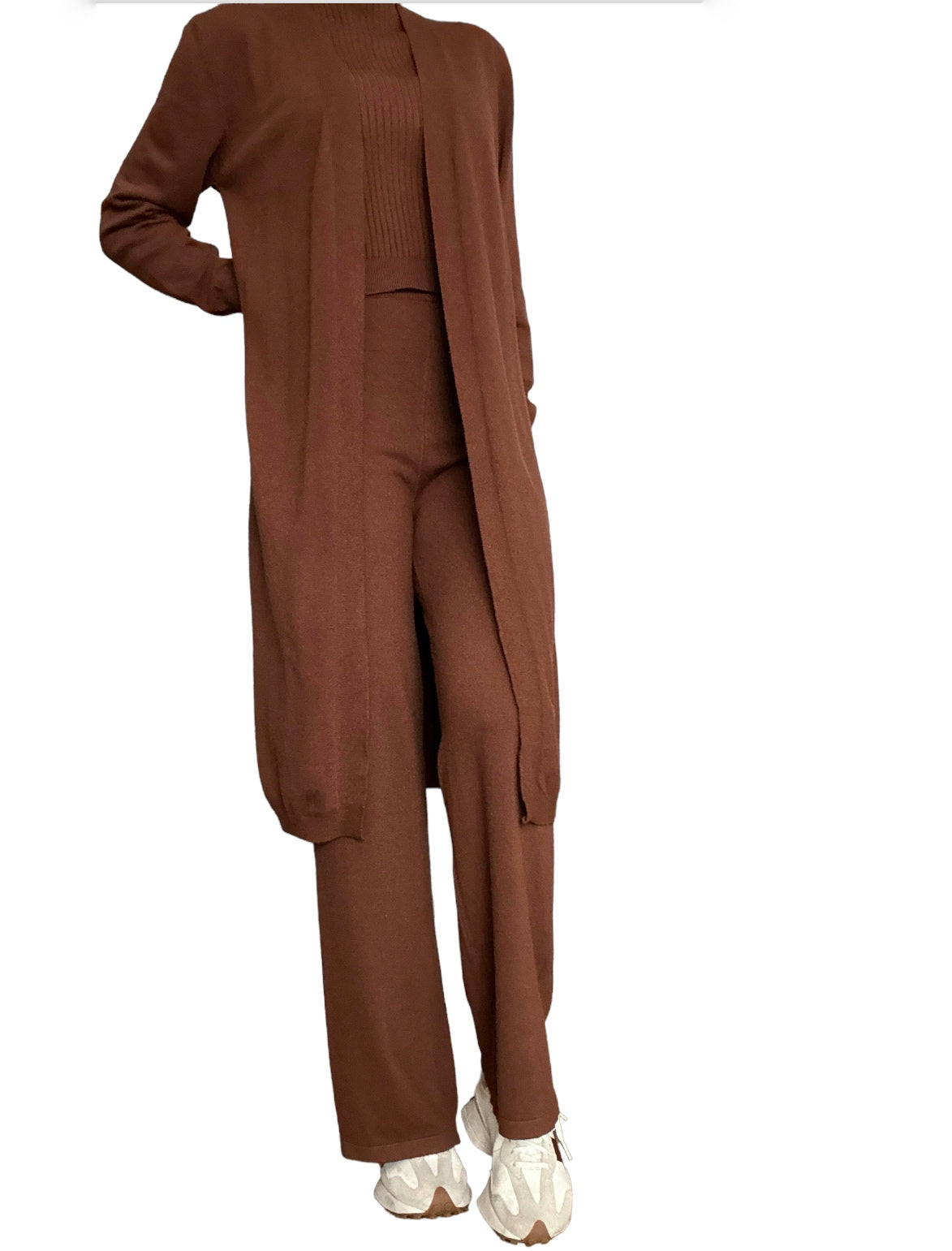 Cet ensemble 3 pièces est conçu pour un style cocooning sans compromis sur l’élégance. Son long gilet ajoute une touche décontractée et moderne, parfait pour une superposition légère. Son débardeur assorti offre une allure chic tandis que le pantalon complète la tenue avec un confort exceptionnel. Cet ensemble est une invitation à l’aisance tout en restant impeccablement tendance.
