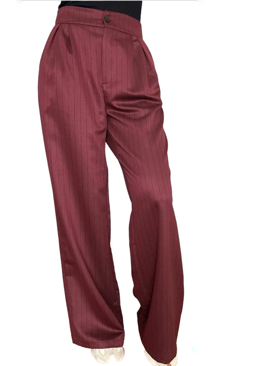 Notre pantalon fluide de couleur bordeaux, sublimé par des rayures délicates noire, ajoute une touche charmante à votre tenue. Conçu en polyester, ce pantalon allie longueur et ampleur pour une silhouette fluide et légère.  Complétez votre ensemble avec élégance en l’associant avec un veston. L’harmonie de couleur créera un look sophistiqué et singulier. Adoptez le confort sans sacrifier l’élégance.