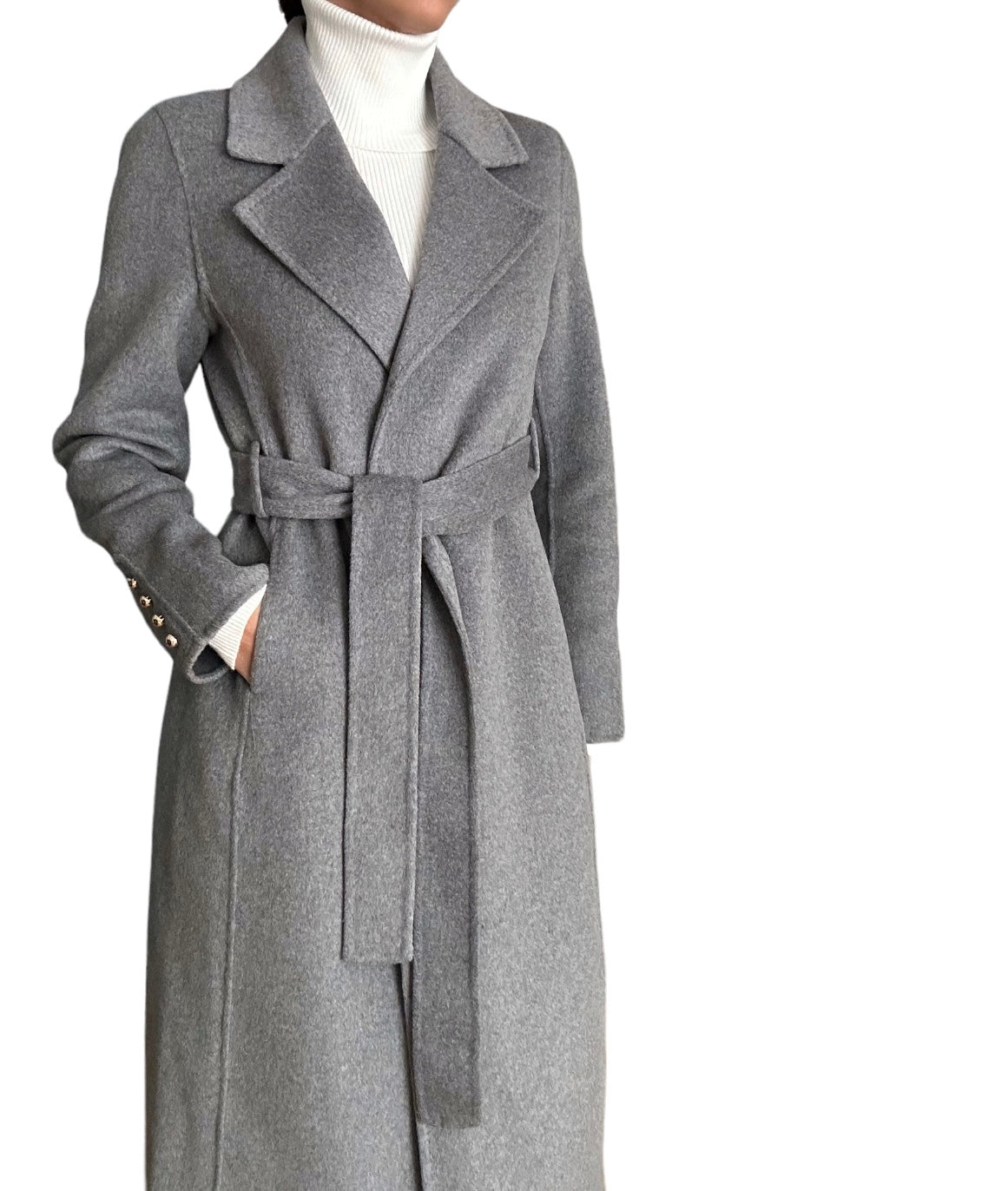 Superbe manteau d’extérieur long, élégant et chaud qui descend jusqu’au mollets.  Fabriqué à 70% en laine de qualité, il offre une sensation de chaleur et de confort. Il est doté de boutons décoratifs sur le bas des manches. Ce type de manteau est souvent associé à un style classique et intemporel, idéal pour la saison actuelle. Il peut être porté pour des occasions formelles ou pour ajouter une touche d’élégance à n’importe quelle tenue.