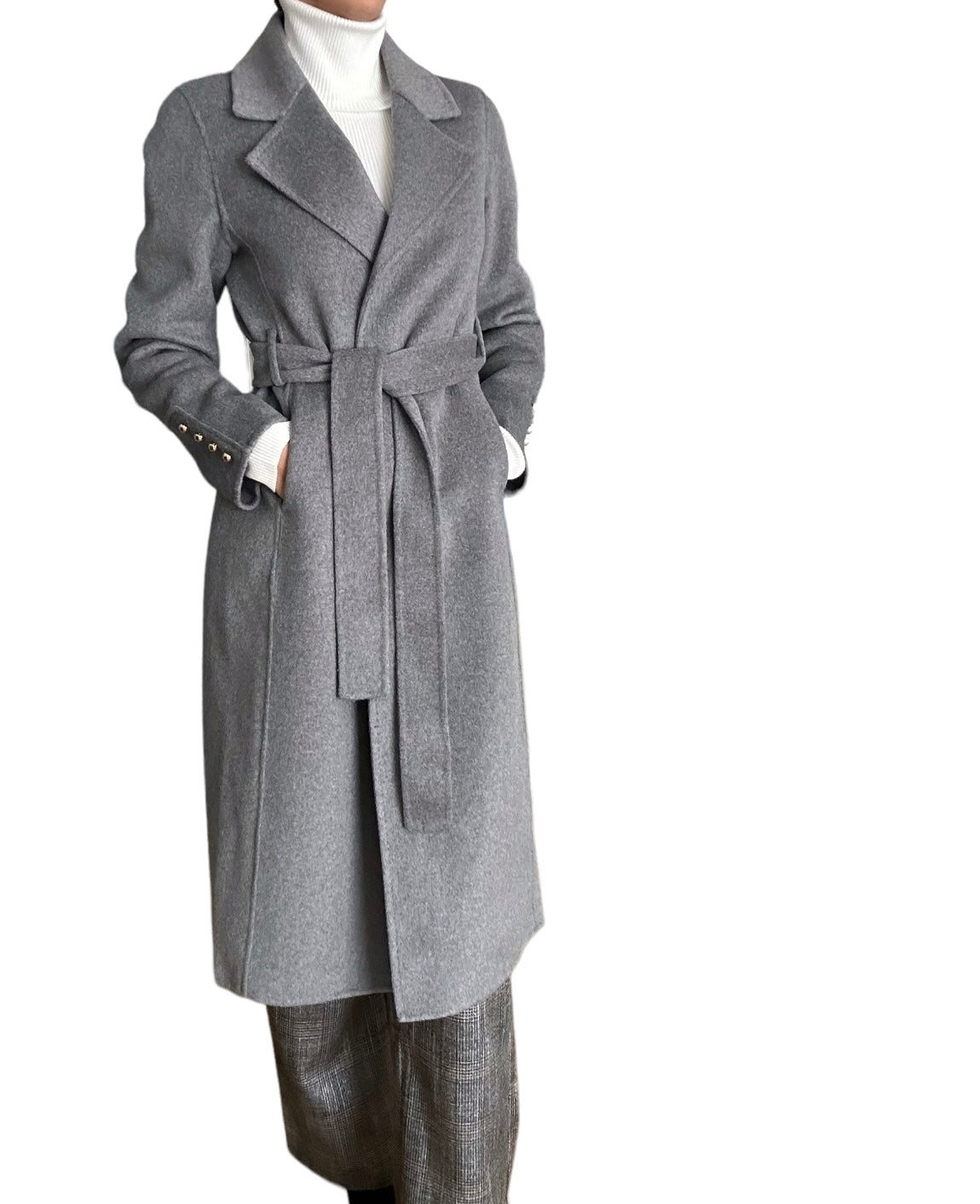 Superbe manteau d’extérieur long, élégant et chaud qui descend jusqu’au mollets.  Fabriqué à 70% en laine de qualité, il offre une sensation de chaleur et de confort. Il est doté de boutons décoratifs sur le bas des manches. Ce type de manteau est souvent associé à un style classique et intemporel, idéal pour la saison actuelle. Il peut être porté pour des occasions formelles ou pour ajouter une touche d’élégance à n’importe quelle tenue.