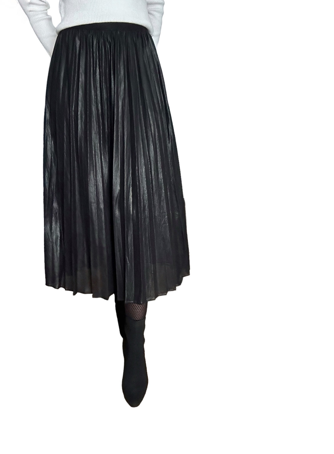  Cette jupe longue d’un noir profond, élégamment plissée, enrichie d’une touche scintillante incarne la tendance actuelle. Sa longueur, tombant jusqu’au mollet, est confectionnée avec soin en polyester recyclé. Une pièce durable qui allie esthétique et éco-responsabilité, apportant une dose de glamour dans votre garde-robe.  Détails de la conception: 95% polyester recyclé et 5% élasthanne. Doublure : 100% polyester recyclé.