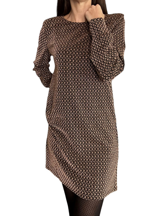 Craquez pour l’élégance festive avec notre robe noire et sa coupe au-dessus du genou qui conviendra à plusieurs morphologies. Les épaulettes ajoutent une touche sophistiquée, créant une silhouette moderne et féminine. La finesse de cette robe procure une légèreté, offrant un équilibre parfait entre style raffiné et confort aérien. Sa coupe droite offre une silhouette épurée, mettant en valeur le motif tout en assurant une élégance discrète.Cette robe offre un style festif, pour briller en toute élégance.