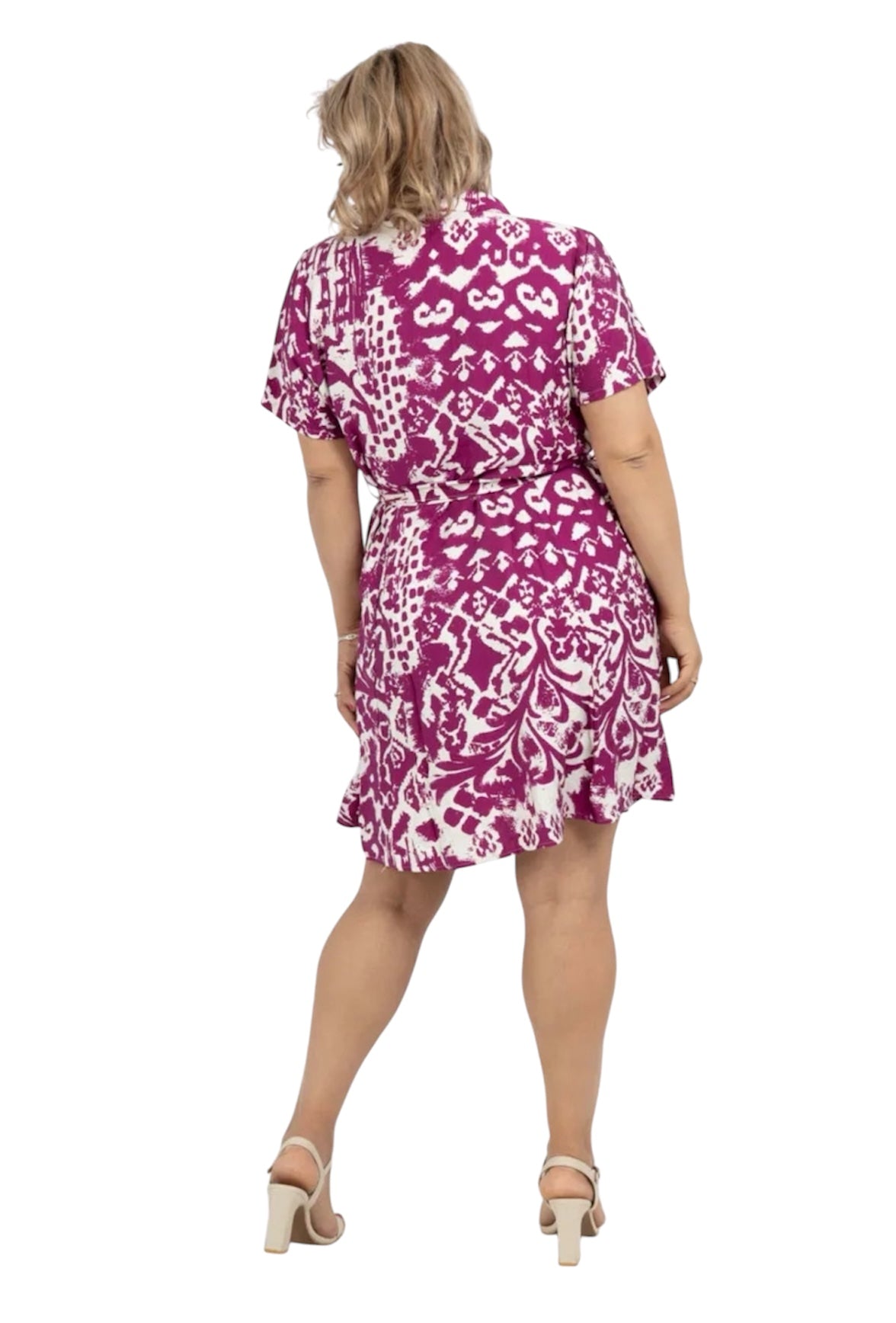 robe Pourpre robe chemise à imprimé violet et blanc, conçue pour flatter toutes les silhouettes. Avec sa ceinture à nouer à la taille, elle sculpte délicatement votre silhouette tout en offrant un confort optimal grâce à son tissu léger et respirant. La fente subtile à l’avant ajoute une touche de féminité et d'élégance, faisant de cette pièce un incontournable pour toutes les occasions. Le modèle porte une taille XL. grande taille curvy size xxxxxl