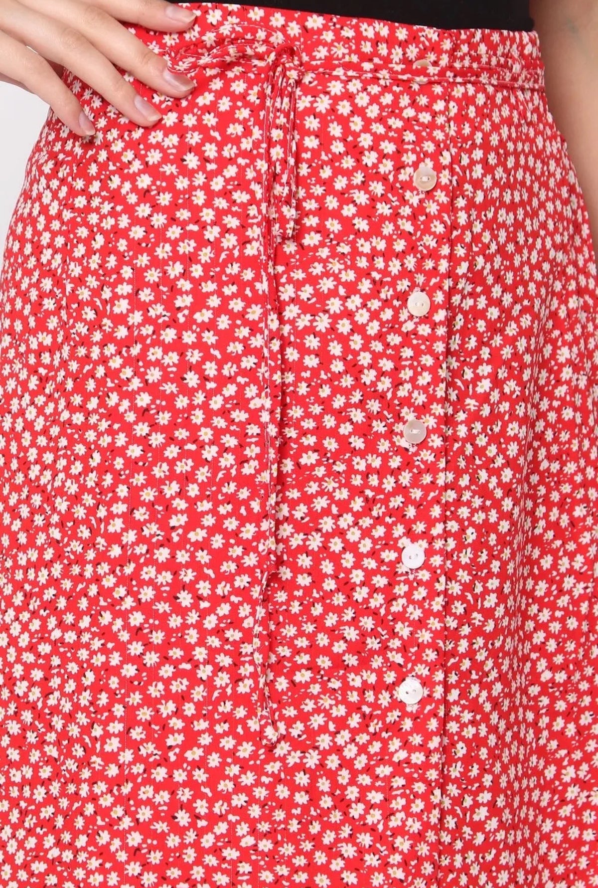JUPE Une pièce ornée de motifs qui incarne la féminité Cette jupe midi rouge, ornée de motifs délicats et de boutons blancs sur toute la longueur, Son design fluide et évasé offre une allure chic et intemporelle, idéale pour toutes les occasions. Le tissu léger assure un confort optimal tout au long de la journée, tandis que la taille haute met en valeur la silhouette.  Le modèle porte une taille L. GRANDE TAILLE CURVY SIZE XXXXL
