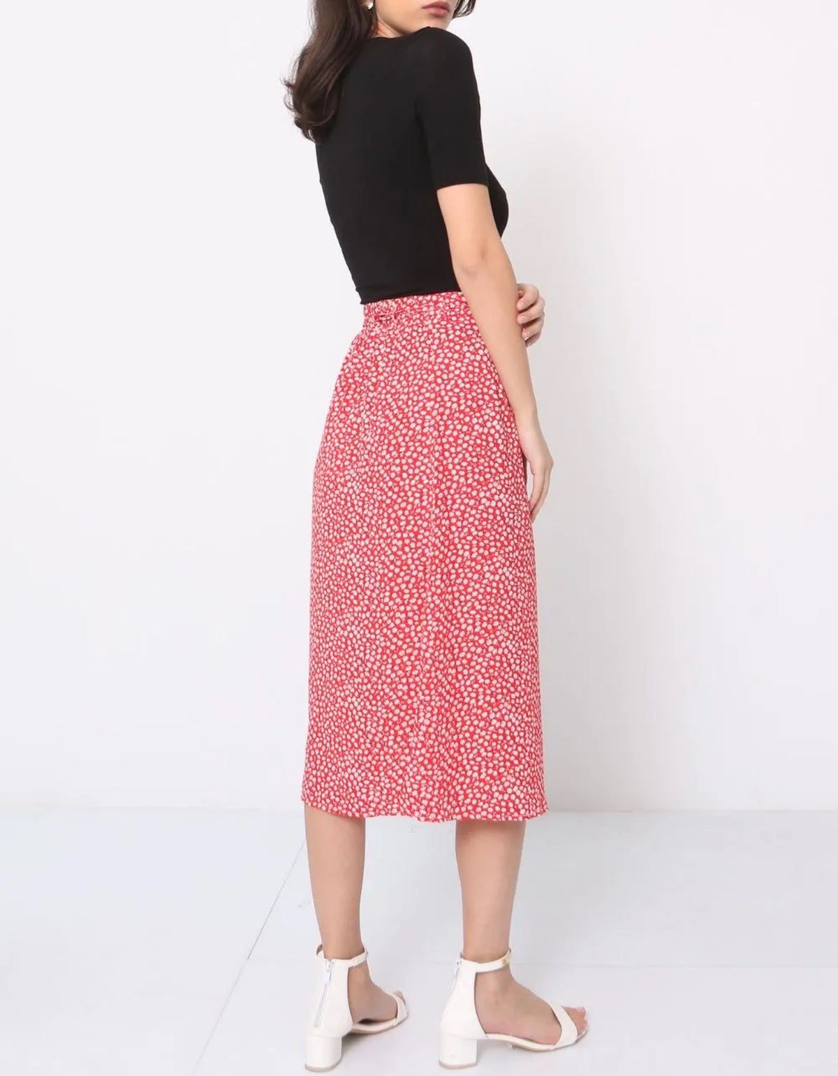  JUPE Une pièce ornée de motifs qui incarne la féminité Cette jupe midi rouge, ornée de motifs délicats et de boutons blancs sur toute la longueur, Son design fluide et évasé offre une allure chic et intemporelle, idéale pour toutes les occasions. Le tissu léger assure un confort optimal tout au long de la journée, tandis que la taille haute met en valeur la silhouette.  Le modèle porte une taille L. GRANDE TAILLE CURVY SIZE XXXXL