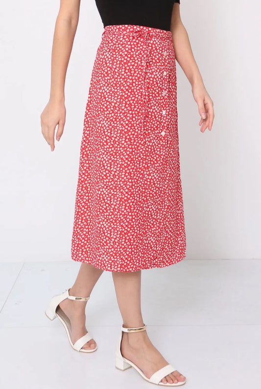 JUPE Une pièce ornée de motifs qui incarne la féminité Cette jupe midi rouge, ornée de motifs délicats et de boutons blancs sur toute la longueur, Son design fluide et évasé offre une allure chic et intemporelle, idéale pour toutes les occasions. Le tissu léger assure un confort optimal tout au long de la journée, tandis que la taille haute met en valeur la silhouette.  Le modèle porte une taille L. GRANDE TAILLE CURVY SIZE XXXXL