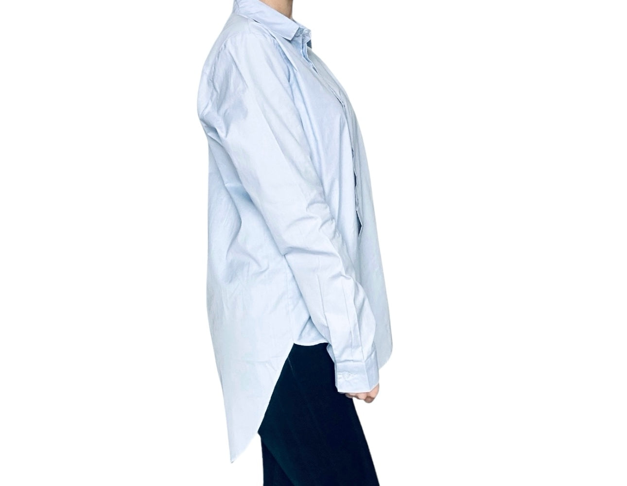 Cette chemise longue bleue en pur coton vous offre à la fois le style et le confort. Son tissu vous assure une sensation douce sur la peau et une respirabilité optimale. Avec une coupe longue, cette chemise peut être portée de manière décontractée ou habillée. Associez la chemise avec un jean slim ou un pantalon chino pour un look décontracté et chic. Vous pouvez retrousser légèrement les manches pour un style moderne. 
Chemise pas chère