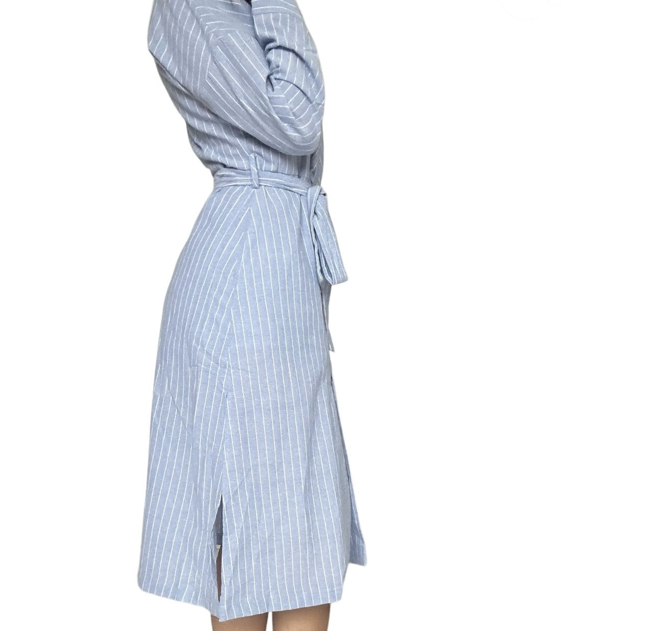Cette robe bleue à rayures blanches en pur coton, accompagnée d'une ceinture, et de fentes sur les côtés vous offre une allure fraîche et décontractée. La coupe 7/8e apporte une touche moderne, tandis que les rayures ajoutent une note classique. Les fentes ajoutent une touche d'audace tout en assurant une liberté de mouvement. La ceinture souligne la taille, créant une silhouette flatteuse. Parfaite pour une journée décontractée avec une élégance décontractée. 