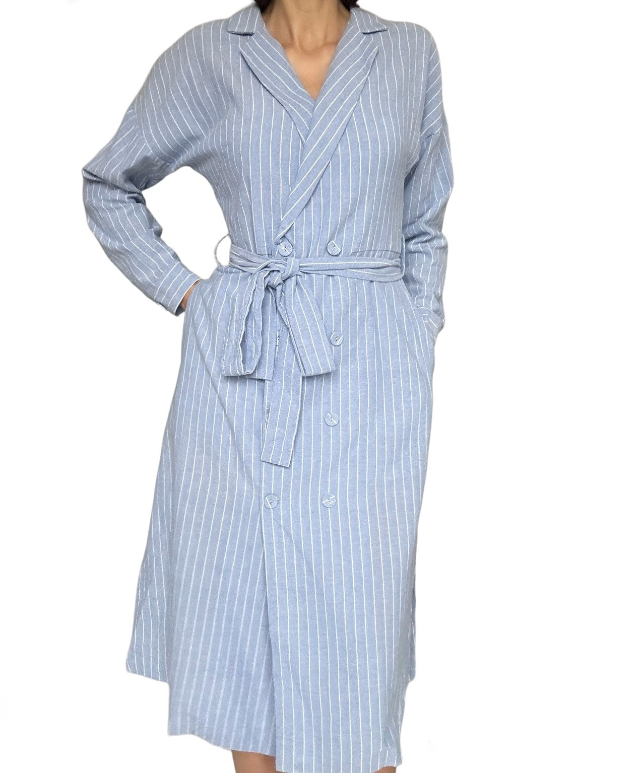 Cette robe bleue à rayures blanches en pur coton, accompagnée d'une ceinture, et de fentes sur les côtés vous offre une allure fraîche et décontractée. La coupe 7/8e apporte une touche moderne, tandis que les rayures ajoutent une note classique. Les fentes ajoutent une touche d'audace tout en assurant une liberté de mouvement. La ceinture souligne la taille, créant une silhouette flatteuse. Parfaite pour une journée décontractée avec une élégance décontractée. 