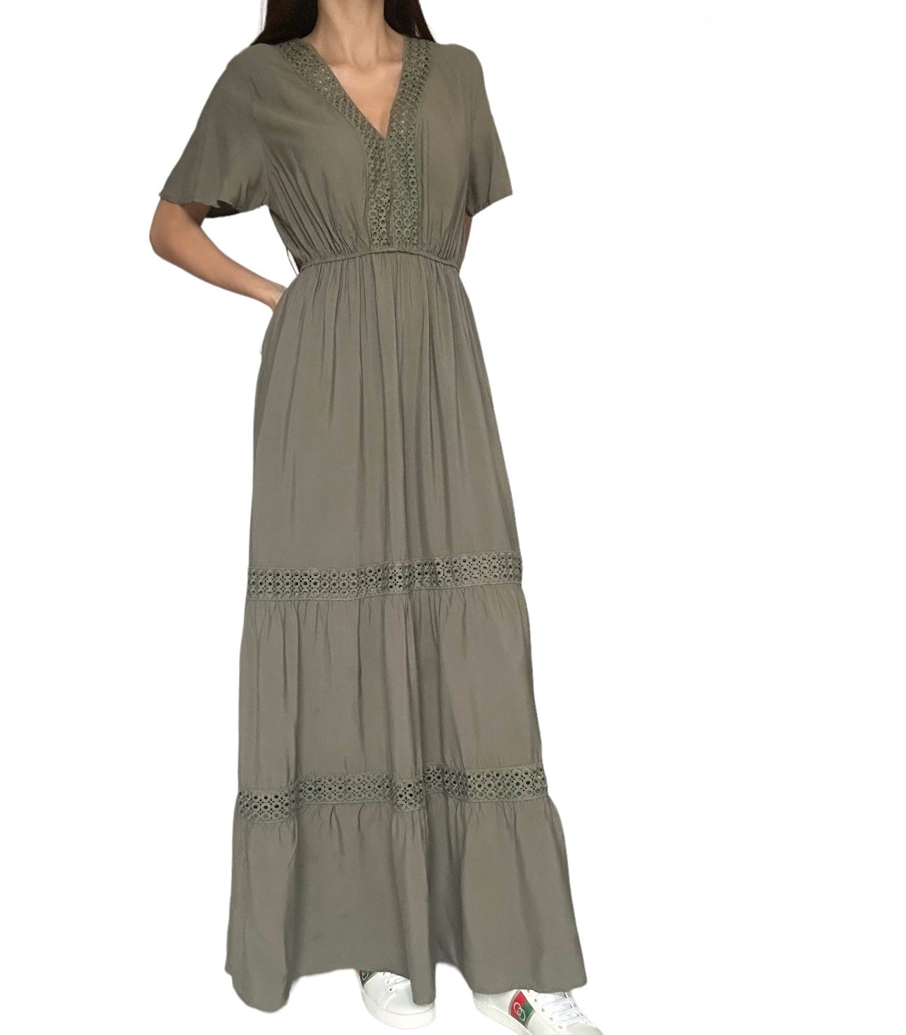 Idéal pour les journée chaude, cette robe longue de couleur kaki combine confort et subtilité. La teinte kaki ajoute la&nbsp;touche tendance de cette saison, tandis que la broderie délicate au niveau du décolleté offre un détail raffiné. Parfaitement équilibrée, cette robe vous offrira un look aéré tout en vous assurant une sensation agréable sur la peau grâce au tissu fin en coton.&nbsp;