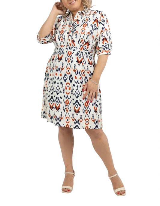 robe e moderne grâce à son impirmé ikat Notre robe chemise  mi-longue arbore un imprimé ikat audacieux dans des tons d'orange, de bleu marine et de blanc, alliant modernité et élégance. Dotée de manches trois-quarts et d'un col classique, p. La taille cintrée souligne délicatement la silhouette, tandis que la coupe évasée assure une grande liberté de mouvement. assortie à des sandales pour un style estival ou à des talons pour une allure plus formelle.  taille 2XL GRANDE TAILLE CURVY SIZE