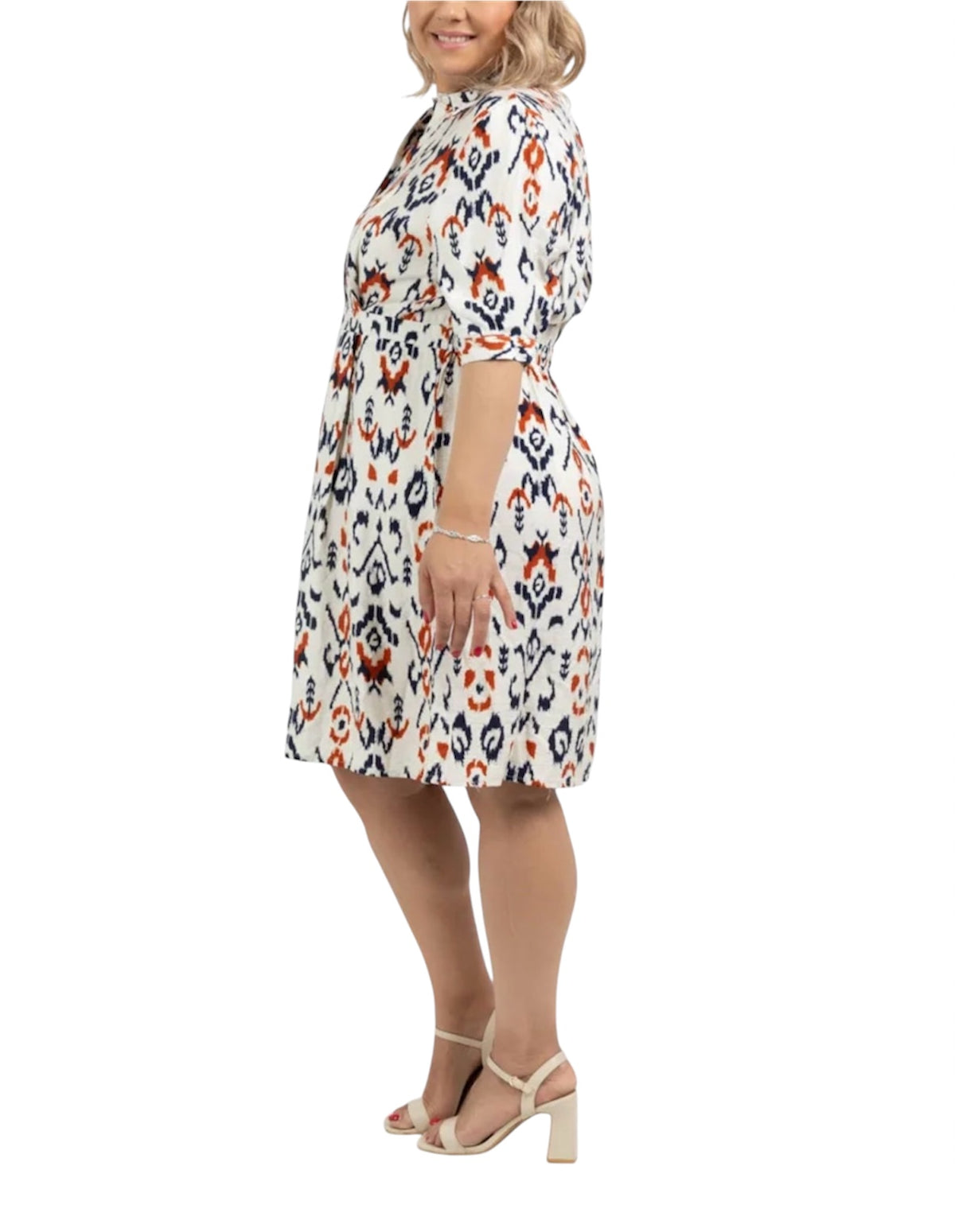 robe e moderne grâce à son impirmé ikat Notre robe chemise  mi-longue arbore un imprimé ikat audacieux dans des tons d'orange, de bleu marine et de blanc, alliant modernité et élégance. Dotée de manches trois-quarts et d'un col classique, p. La taille cintrée souligne délicatement la silhouette, tandis que la coupe évasée assure une grande liberté de mouvement. assortie à des sandales pour un style estival ou à des talons pour une allure plus formelle.  taille 2XL GRANDE TAILLE CURVY SIZE