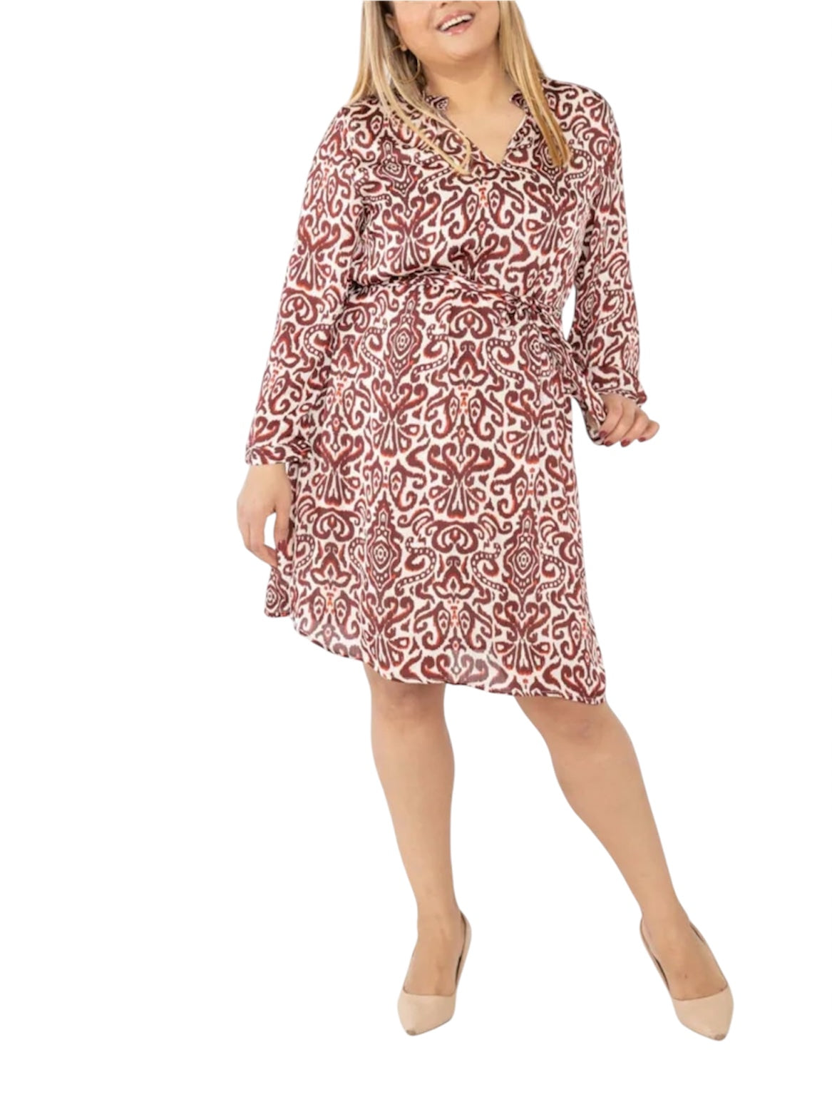 ravissante robe courteà motifs géométriques rouges et blancs, idéale pour apporter une touche d'originalité à votre garde-robe. Confectionnée dans un tissu léger et fluide, elle offre un confort optimal tout au long de la journée. La ceinture intégrée permet de cintrer la taille pour une silhouette féminine et élégante. Ses manches longues ajoutent une note de sophistication, tandis que le col en V flatte toutes les morphologies. taille 2XL. GRANDE TAILLE CURVY SIZE XXXXXL 5XL 4XL 3XL XXL