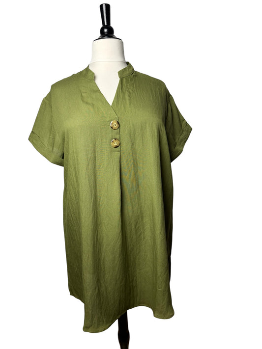 robe courte robe chemise kaki incarne l'élégance décontractée au quotidien. Sa coupe fluide, ses manches courtes et sa patte de boutonnage lui donneune  allure chill et naturelle, parfaite pour twister facilement votre garde-robe. Confectionnée en coton 100%, elle offre respirabilité et confort tout au long de la journée. décontractée-chic Associez-la à des sandales plates en journée ou à des mules à talons et une ceinture fine pour une version plus habillée en soirée. grande taille curvy size XXXL OVERSIZE