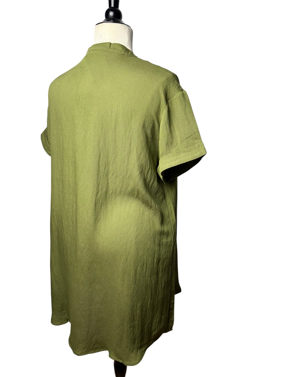 robe courte robe chemise kaki incarne l'élégance décontractée au quotidien. Sa coupe fluide, ses manches courtes et sa patte de boutonnage lui donneune allure chill et naturelle, parfaite pour twister facilement votre garde-robe. Confectionnée en coton 100%, elle offre respirabilité et confort tout au long de la journée. décontractée-chic Associez-la à des sandales plates en journée ou à des mules à talons et une ceinture fine pour une version plus habillée en soirée. grande taille curvy size XXXL OVERSIZE