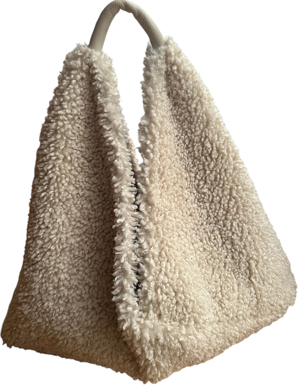 Découvrez notre sac cabas en peluche, élégant et doux au toucher, conçu pour être porté à l’épaule. Avec son grand espace de rangement, il est parfait pour un usage quotidien. Son style et sa texture unique apportent une touche tendance et originale&nbsp;à toutes vos tenues.

Couleur&nbsp;du sac :&nbsp;blanc cassé.

Le modèle mesure 1m69.

Détails de la conception : fabrication italienne - 95%polyester et 5% lin de cuir.