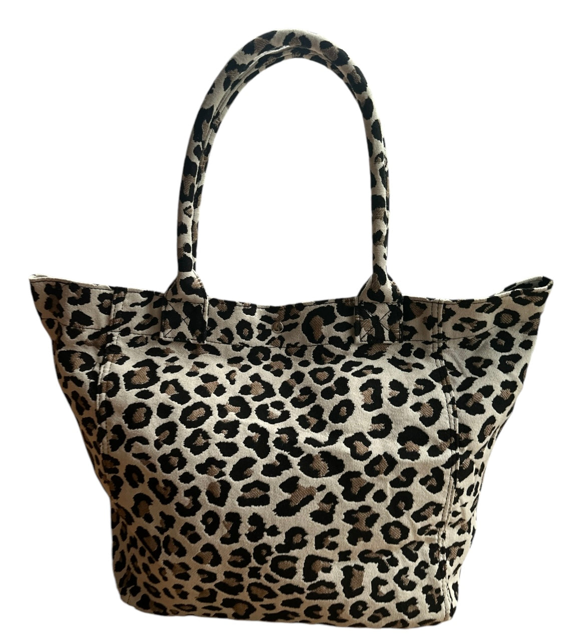 Grand sac avec son imprimé Léopard.
Possibilité de le porter à l'épaule.

Le modèle mesure 1m69.

Détails de la conception : tissu 100% coton.