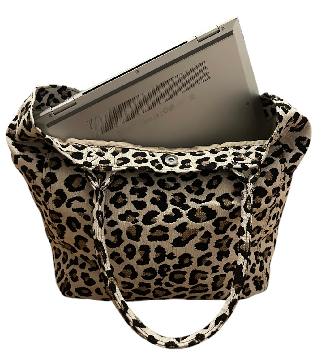 Grand sac avec son imprimé Léopard.&nbsp;

Possibilité de le porter à l'épaule où à la main.

Une poche à l'intérieur.

Le modèle mesure 1m69.

Détails de la conception : tissu 100% coton.

Livraison sous 24h à 48h. Celle -ci vous est offerte à partir de 69€ d'achat.

Retours autonomes et gratuits sous un délai de 14 jours.