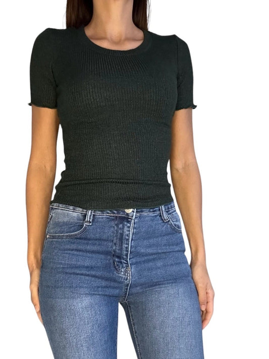 Le pull parfaitement simple mais efficace. Les manches courtes et son col rond offre une silhouette moderne pour une allure décontractée et confortable.  Détails de la conception : 65% coton et 35% polyester.