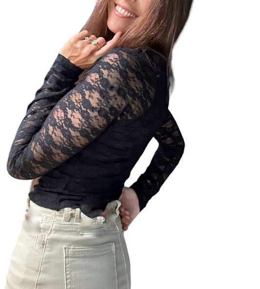 Mettez en valeur votre sensualité avec notre haut en dentelle noire, une pièce qui allie séduction et élégance. Conçu pour épouser vos courbes, il révèle juste ce qu'il faut de peau grâce à sa dentelle transparente et ses manches longues ajustées. Le laçage délicat à l'avant ajoute une touche de provocation subtile, idéale pour captiver tous les regards. Laissez-vous séduire par ce haut audacieux qui promet de faire monter la température à chacune de vos apparitions