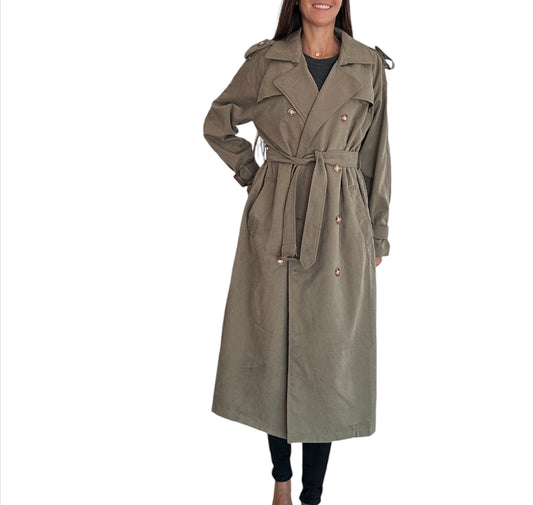 Ce trench-coat beige est la pièce incontournable pour un look stylé et moderne.
Indispensable du dressing féminin, ce trench-coat beige allie élégance intemporelle et modernité.


Avec sa coupe fluide et son design à double boutonnage, il apporte une touche raffinée à n'importe quelle tenue. Ceinturé à la taille pour mettre en valeur la silhouette, il est parfait pour les journées fraîches et les demi-saisons. 