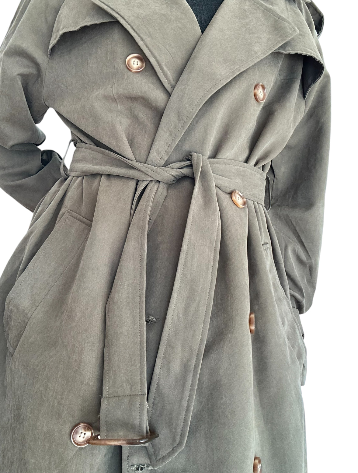 Trench couleur originale kaki
Trench long
effet suédines
de très bonne qualité
Les détails épurés et les épaulettes apportent une touche structurée qui fait toute la différence
À porter avec un jean ou une robe, ce trench incarne le style effortless et sophistiqué.
Le modèle mesure 1m69 et porte une taille S.

Détails de la conception : 95% nylon et 5%polyester.

Livraison sous 24h à 48h. Celle -ci vous est offerte à partir de 69€ d'achat.
